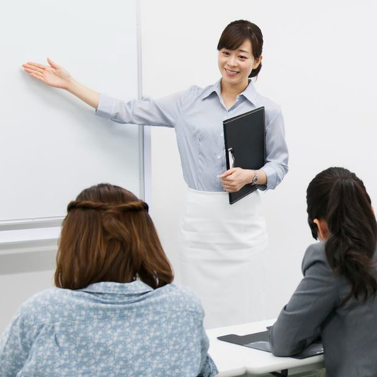 セミナーをする女性講師 (1) (1)